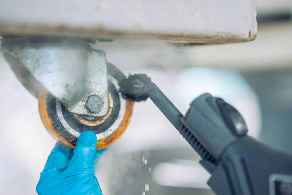 Mit dem Dampfsaugsystem von beam reinigt das Team von Schädel’s Beilagen aus Wiesloch die Räder der Produktionstische viel schneller als zuvor und braucht dafür nur je 30 Sekunden. Foto: Adrian Müller/beam.