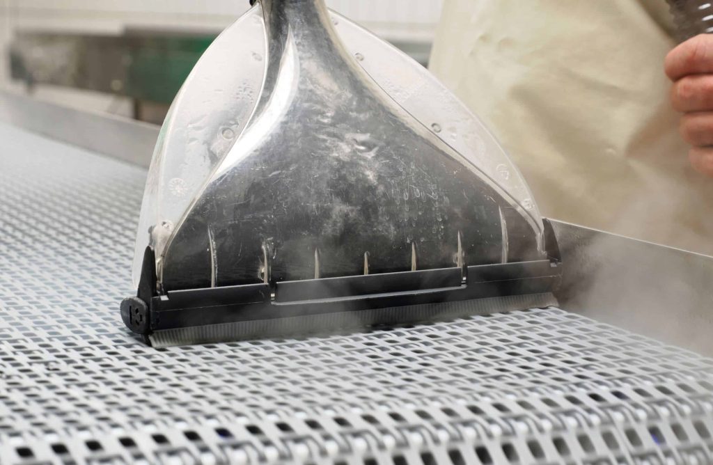 HACCP-zertifiziert gegen Rückstände: Bei der Reinigung von Förderbändern in der Trüffelmanufaktur hilft die Kraft des Blue Evolution XL+ von beam. Foto: Ingo Jensen/beam GmbH