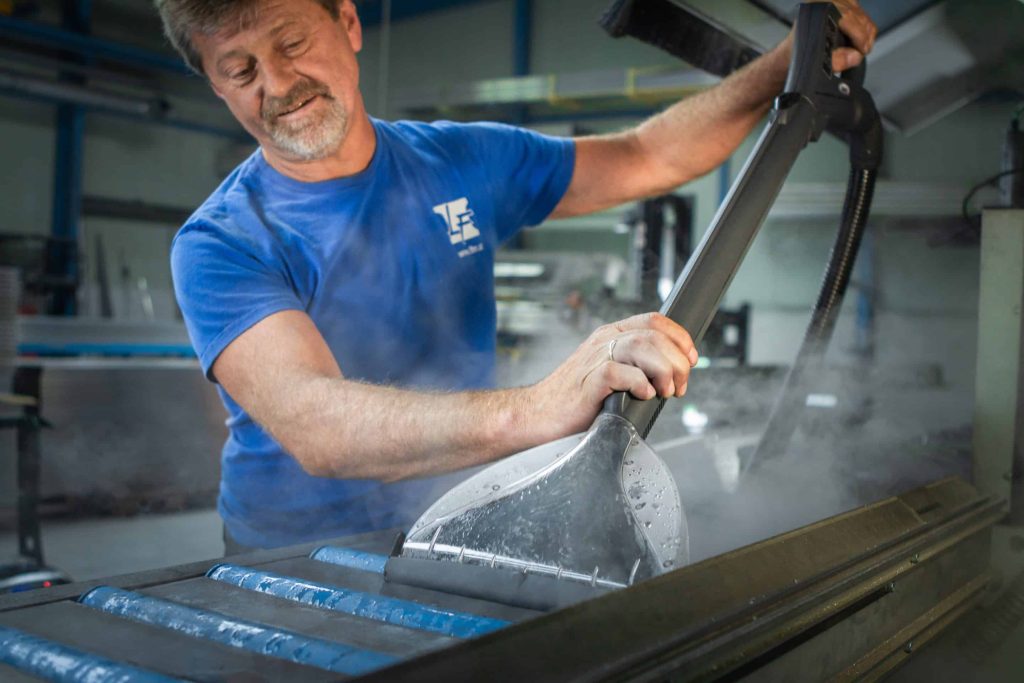 Der Blue Evolution XL+ von beam macht beim Meisterbetrieb für Metall- und Schweißtechnik LFM aus Burgkirchen in Österreich endgültig Schluss mit Verunreinigungen durch Metallstaub und Späne sowie durch Fette, Öle und andere Korrosionsmittel.Foto: Christian Klika/beam.
