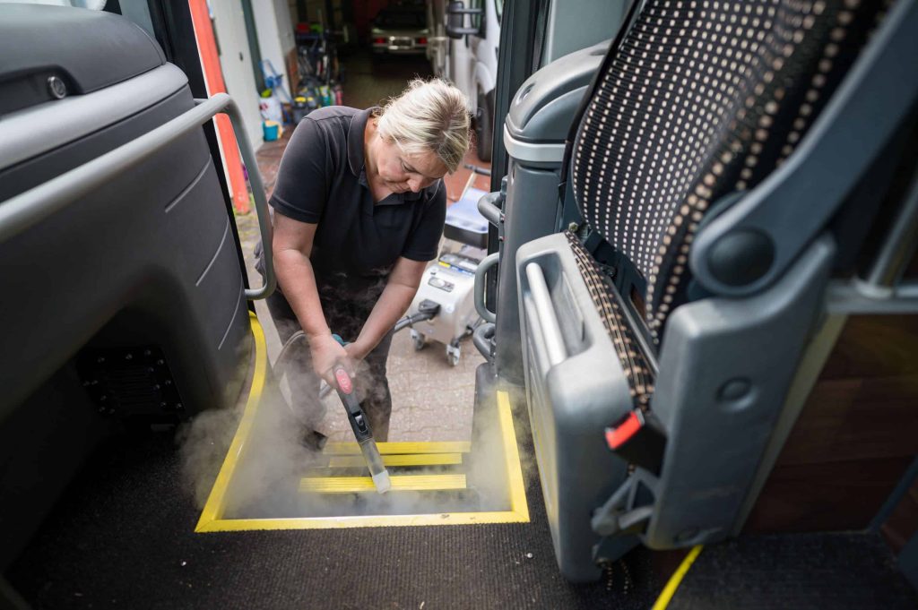 Der Saarburger Reisedienst Bickel Reisen sorgt in seinen Bussen und Wohnmobilen mit dem Blue Evolution S+ für Top-Hygiene und natürliche Frische. Foto: Oliver Dietze/beam.