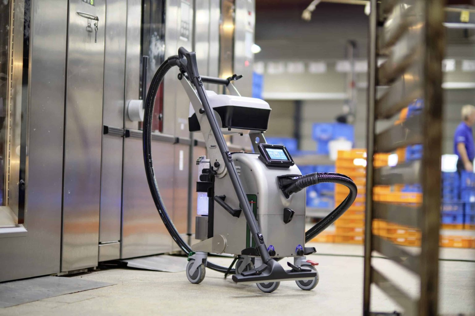Das digitale Dampfsaugsystem Blue Evolution von beam sorgt für Hygiene in Bäckereien und Konditoreien. Foto: Ingo Jensen/beam