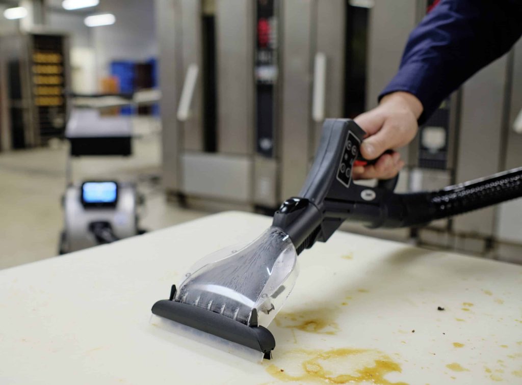 Dank der unterschiedlichen Aufsätze lassen sich mit den Blue-Evolution-Geräten sämtliche Oberflächen in der Bäckerei hygienisch reinigen Foto: Ingo Jensen/beam