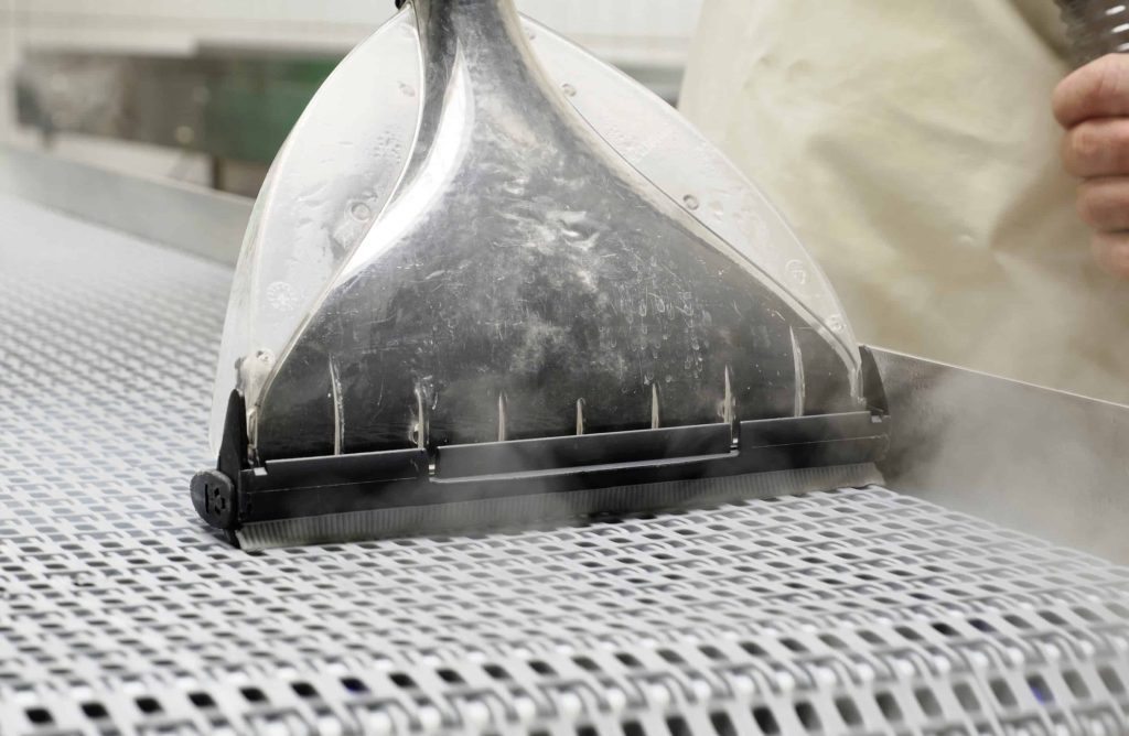 Dank der unterschiedlichen Aufsätze lassen sich mit den Blue-Evolution-Geräten sämtliche Oberflächen in der Bäckerei hygienisch reinigen Foto: Ingo Jensen/beam