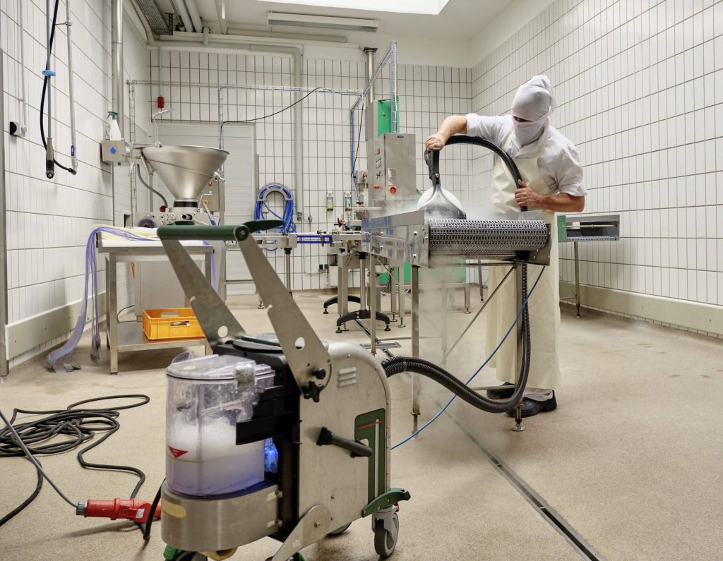 HACCP-zertifiziert gegen Rückstände: Bei der Reinigung von Förderbändern in der Confiserie hilft die Kraft des Blue Evolution XL+ von beam. Foto: Ingo Jensen/beam GmbH