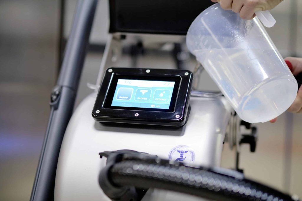 Die Dampfsaugsysteme von beam arbeiten besonders ökologisch und nachhaltig. Sie werden nur mit klarem Wasser befüllt. Foto: Ingo Jensen/beam