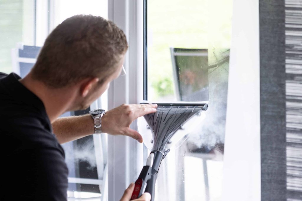 Voller Durchblick dank top gereinigter Fenster. Foto: Enrico Celotto/beam GmbH