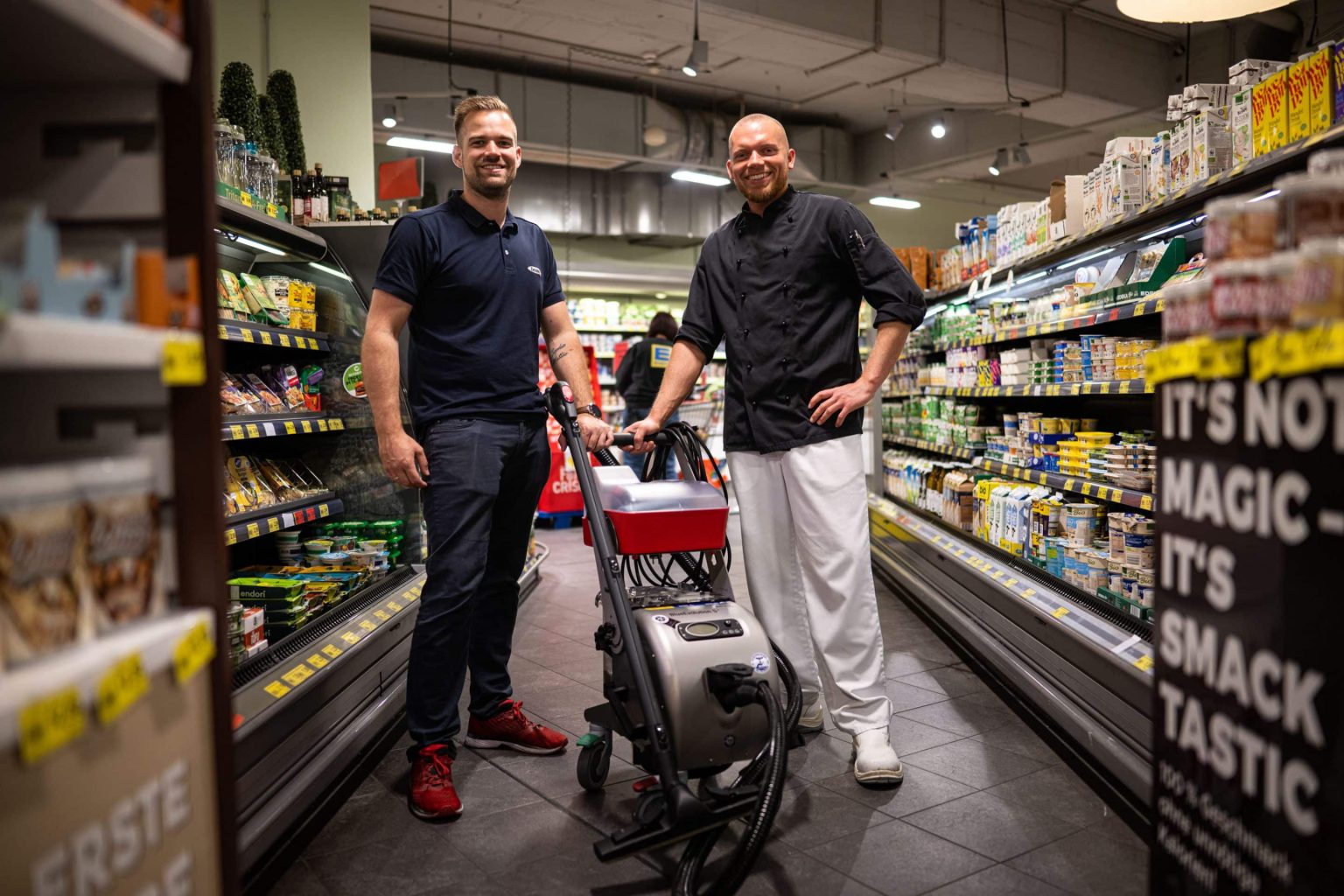 beam-Außendienstmitarbeiter Matthias Meister-Overbeck (links) und Alex Zahn von Edeka Dörfer. Foto: Lukas Schulze/beam.