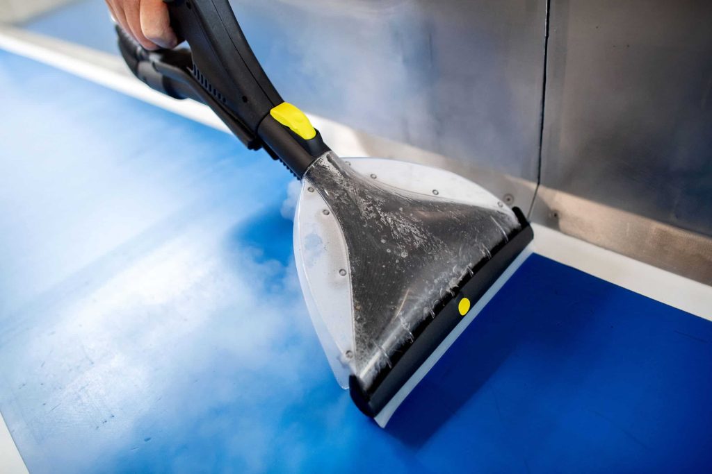 Mit heißem Trockendampf befreit der Blue Evolution XL+ die Förderbänder im Meienburg-Werk von Produktionsresten. Foto: Hauke Dittrich/beam.