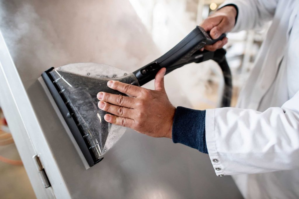 Da das Dampfsaugsystem in einem Arbeitsgang dampft und saugt, sind die Arbeitsoberflächen schnell wieder einsatzbereit. Foto: Hauke Dittrich/beam.