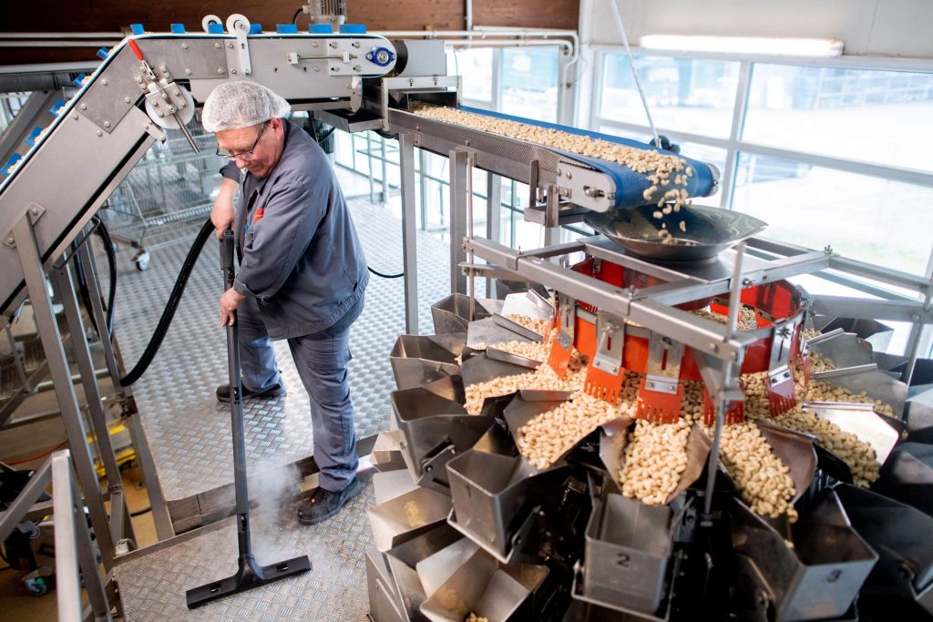 Die Meienburg GmbH aus Schortens (Friesland) vertraut bei der Reinigung in ihrer Produktion auf das Dampfsaugsystem Blue Evolution XL+ von beam. Foto: Hauke Dittrich/beam.
