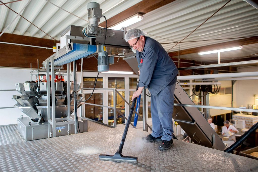 In kürzester Zeit ist der Boden in der Produktion wieder blitzblank. Foto: Hauke Dittrich/beam.