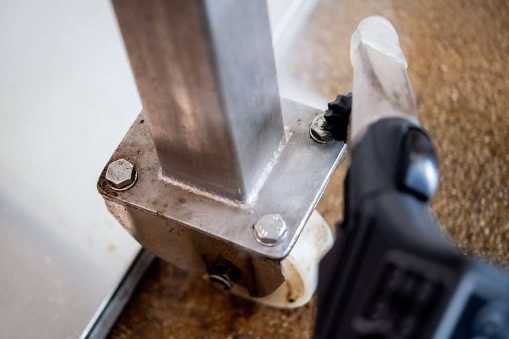 Dank seines umfangreichen Zubehörsets reinigt das beam-System selbst verwinkelte Stellen ohne Probleme. Foto: Hauke Dittrich/beam.