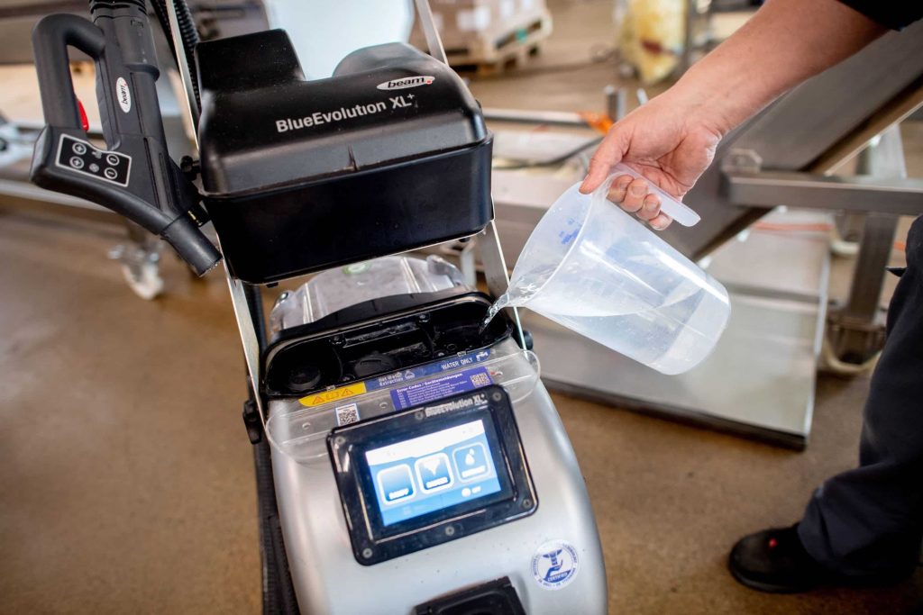 Der Blue Evolution XL+ wird nur mit Wasser befüllt und kommt komplett ohne Reinigungschemikalien aus. Foto: Hauke Dittrich/beam.