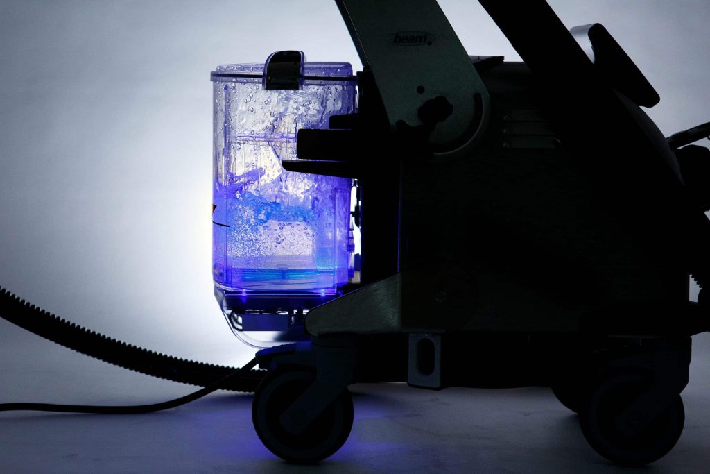 Im Wasserfilter der Blue-Evolution-Dampfsaugsysteme werden Keime und Bakterien per UVC-Bestrahlung unschädlich gemacht. Foto: beam.