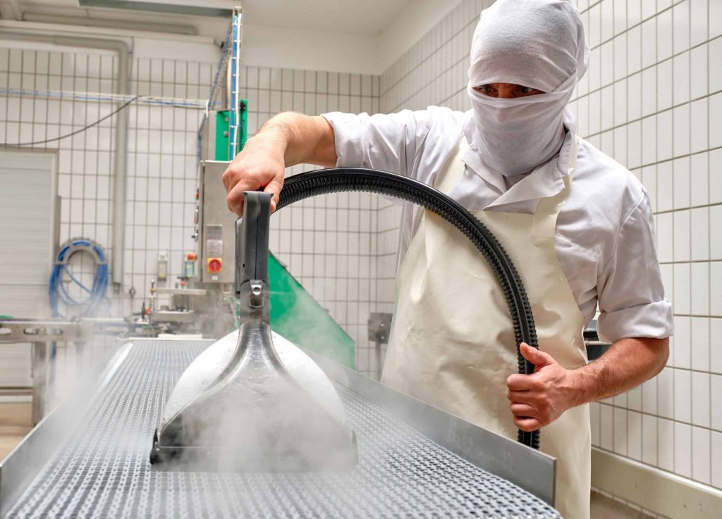 HACCP-zertifiziert gegen Rückstände: Bei der Reinigung von Förderbändern hilft die Kraft des Blue Evolution XL+ von beam. Foto: Ingo Jensen/beam
