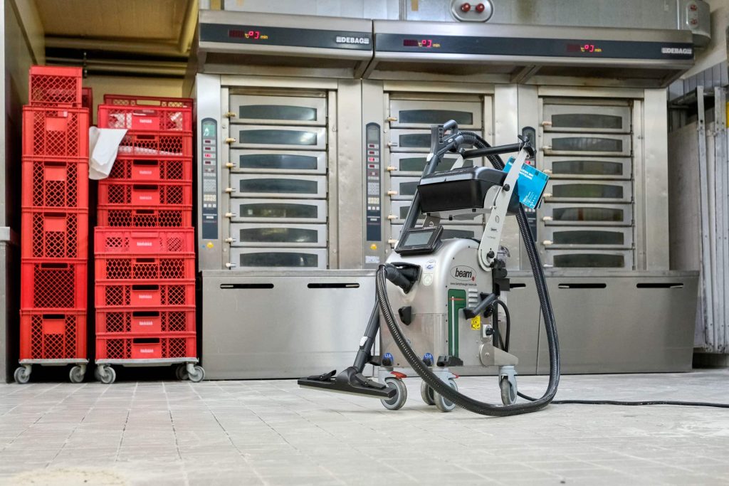 Der Blue-Evolution XL+ von beam, ein innovativer Dampfreiniger mit integrierter Absaugfunktion, sorgt für hygienische Sauberkeit beim Fidelisbäck in Wangen. Foto: Ingo Jensen/beam