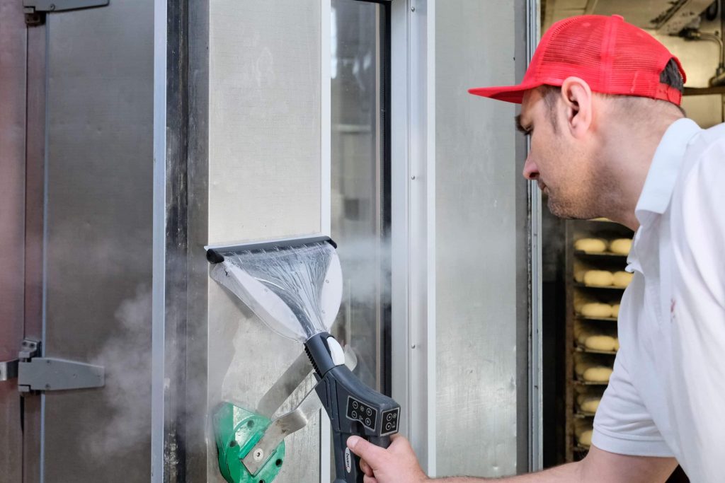 Edelstahloberflächen in der Bäckerei wie die Türen des Gärschranks werden durch Trockendampf hygienisch sauber. Foto: Ingo Jensen/beam