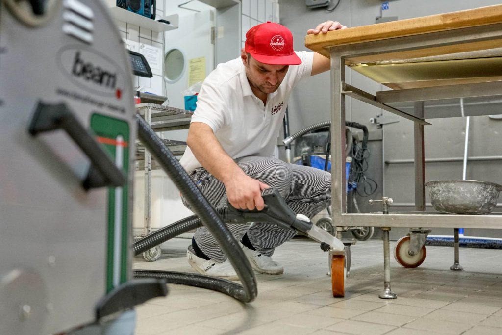 Mit der Punktstrahldüse werden auch die Räder der Backwägen hygienisch sauber. Foto: Ingo Jensen/beam