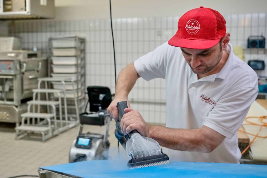 Durch den kraftvollen Trockendampf der Dampfreiniger von beam lassen sich Teigreste auf dem Förderband leicht lösen und beseitigen. Foto: Ingo Jensen/beam