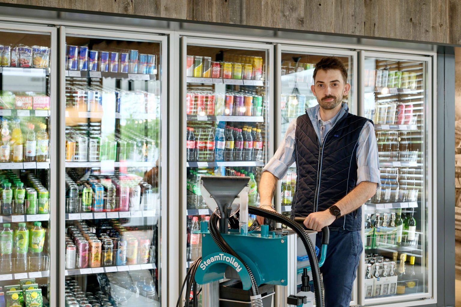 Tankstellenbetreiber Florian Hofmann setzt auf das innovative Dampfreinigersystem carbon UVC von beam und nutzt die Vorteile des SteamTrolleys. Foto: Ingo Jensen/beam