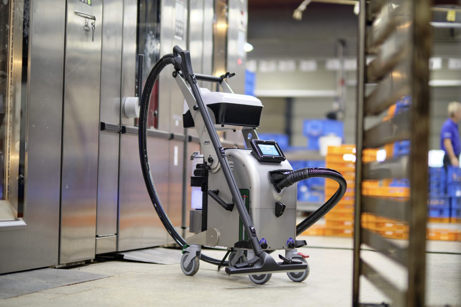 Das Dampfsaugsystem Blue Evolution von beam sorgt für Hygiene in Bäckereien und Konditoreien.